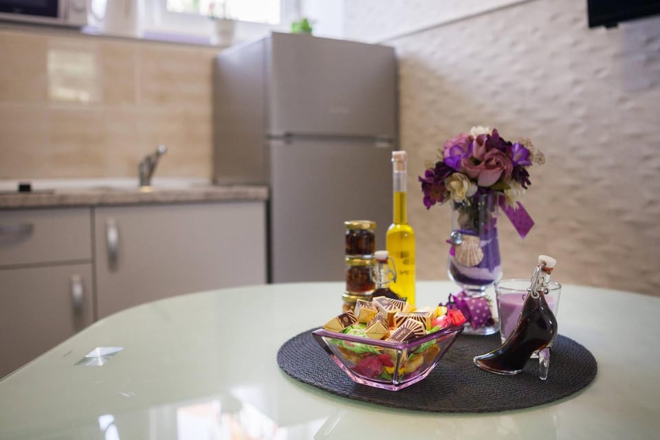 Kitchen or kitchenette, Decorative detail, Dining area