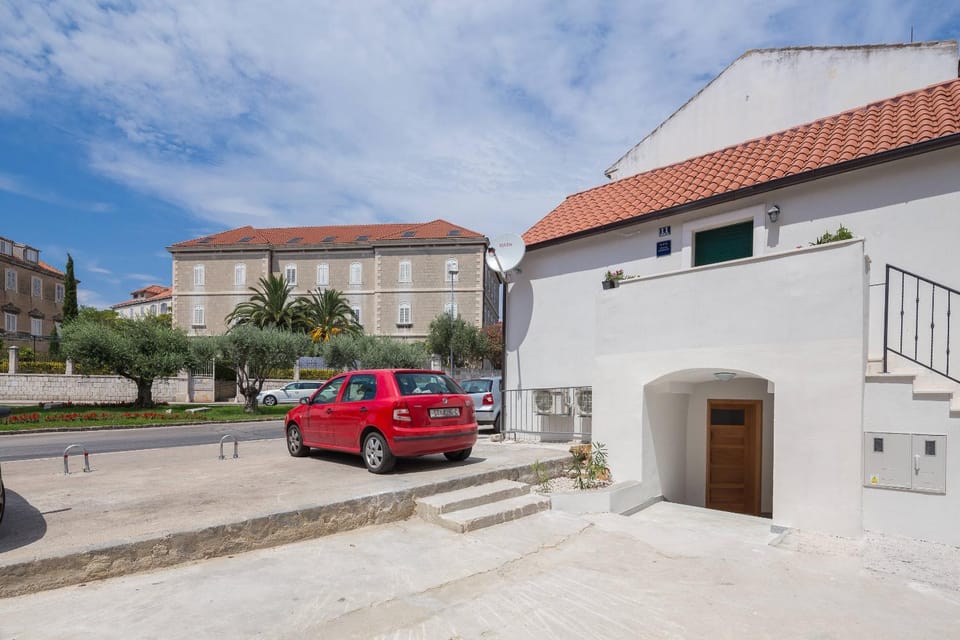 Property building, Facade/entrance, Area and facilities, Parking