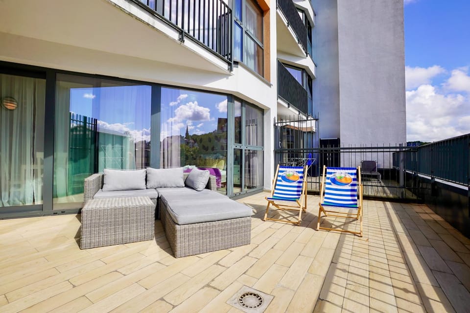 Property building, Balcony/Terrace, sunbed