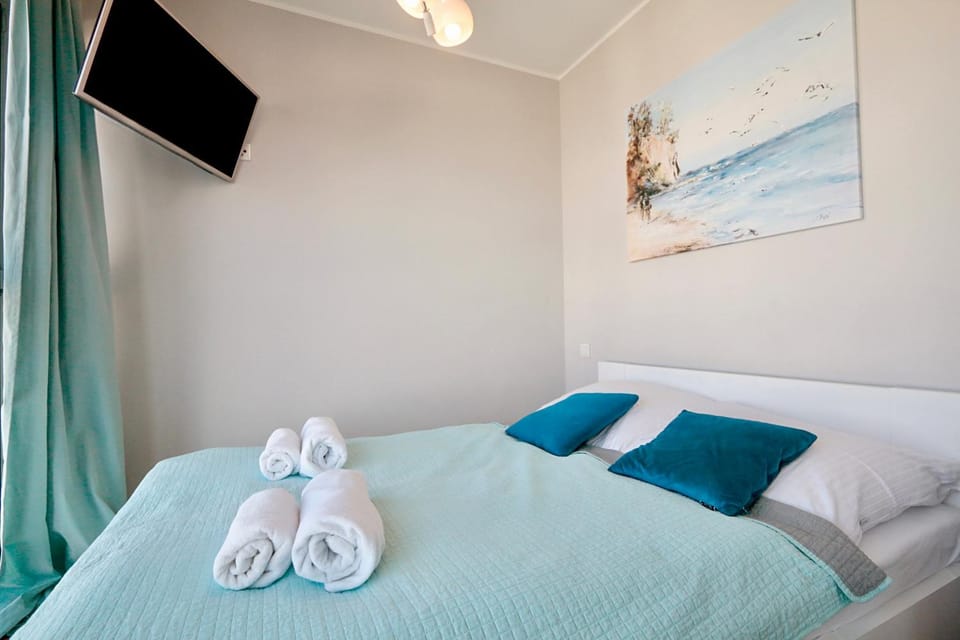 Bed, TV and multimedia, Photo of the whole room, Bedroom, towels