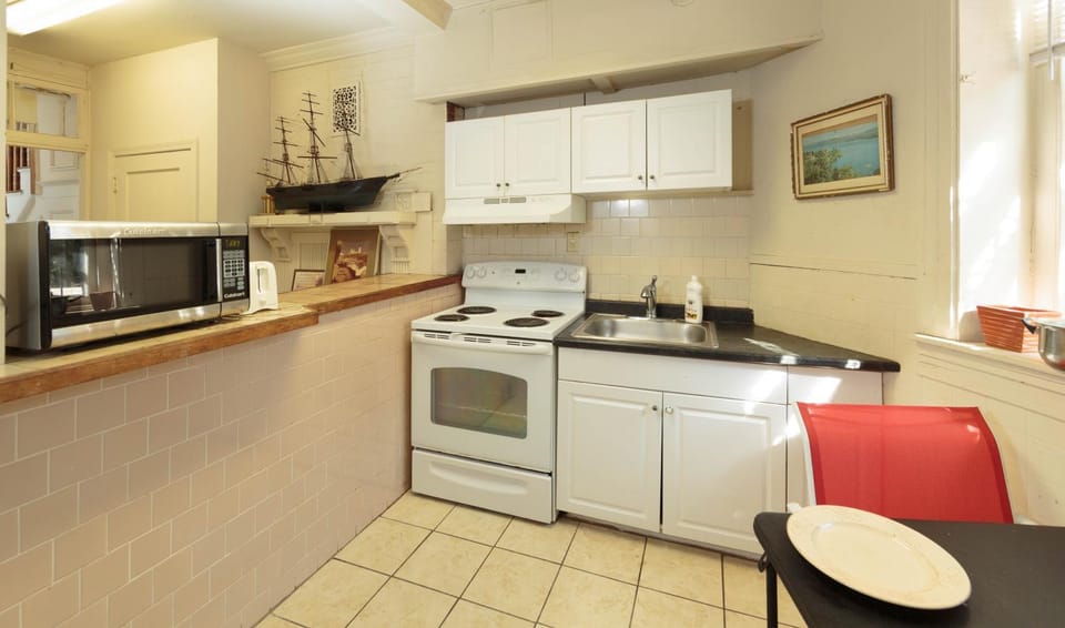 Pvt Room,Shared Bath, Fenway, Longwood Medical Apartment in Brookline