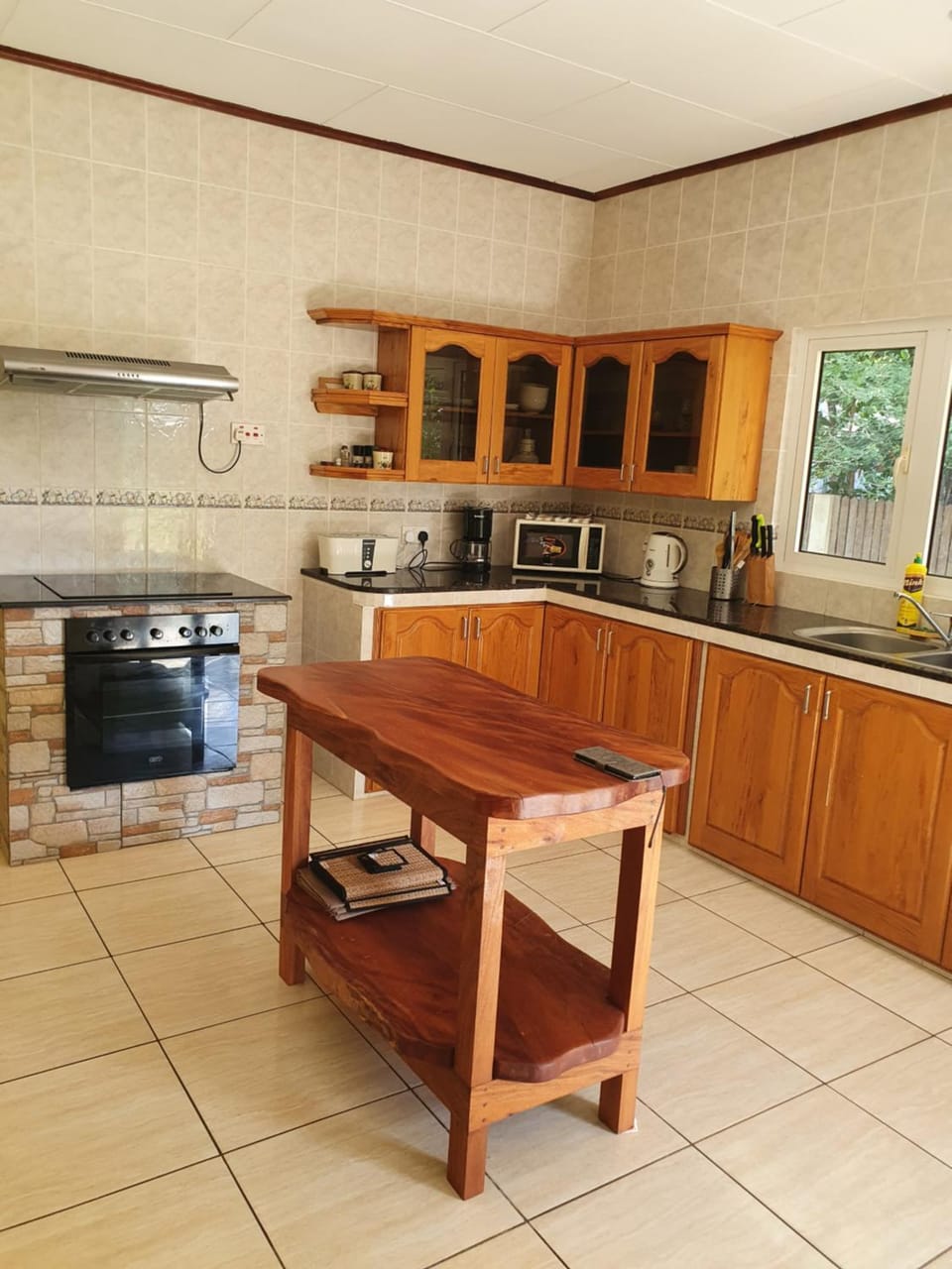 Kitchen or kitchenette, minibar, stove, toaster