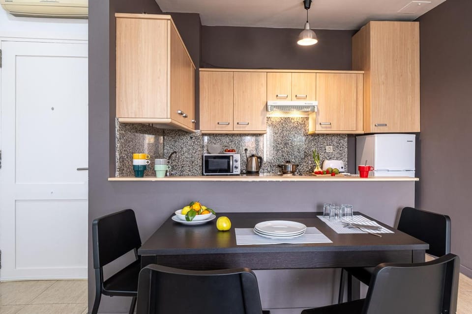 Coffee/tea facilities, Kitchen or kitchenette, Dining area, oven, stove, toaster