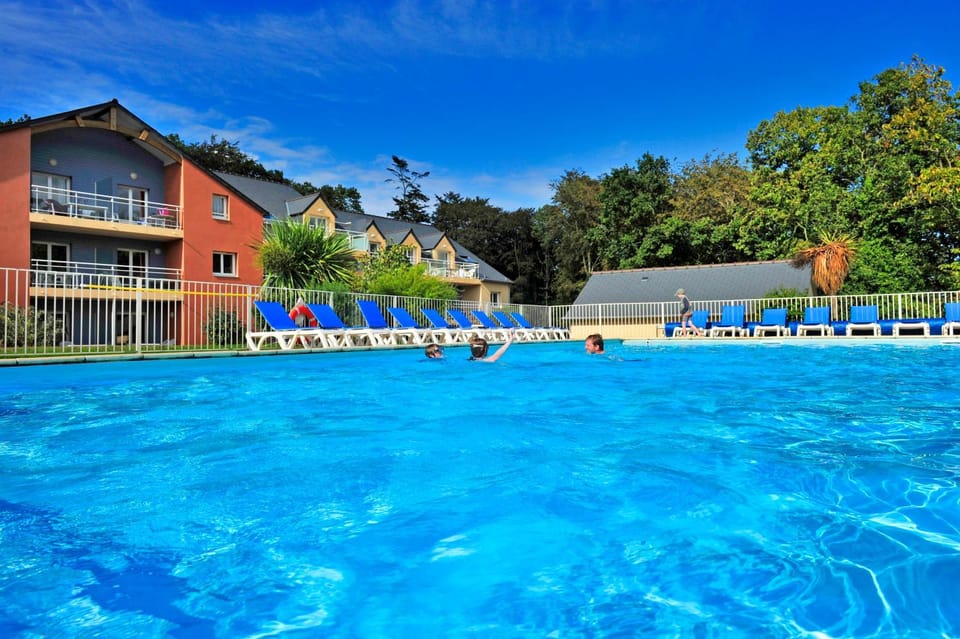 Facade/entrance, Swimming pool