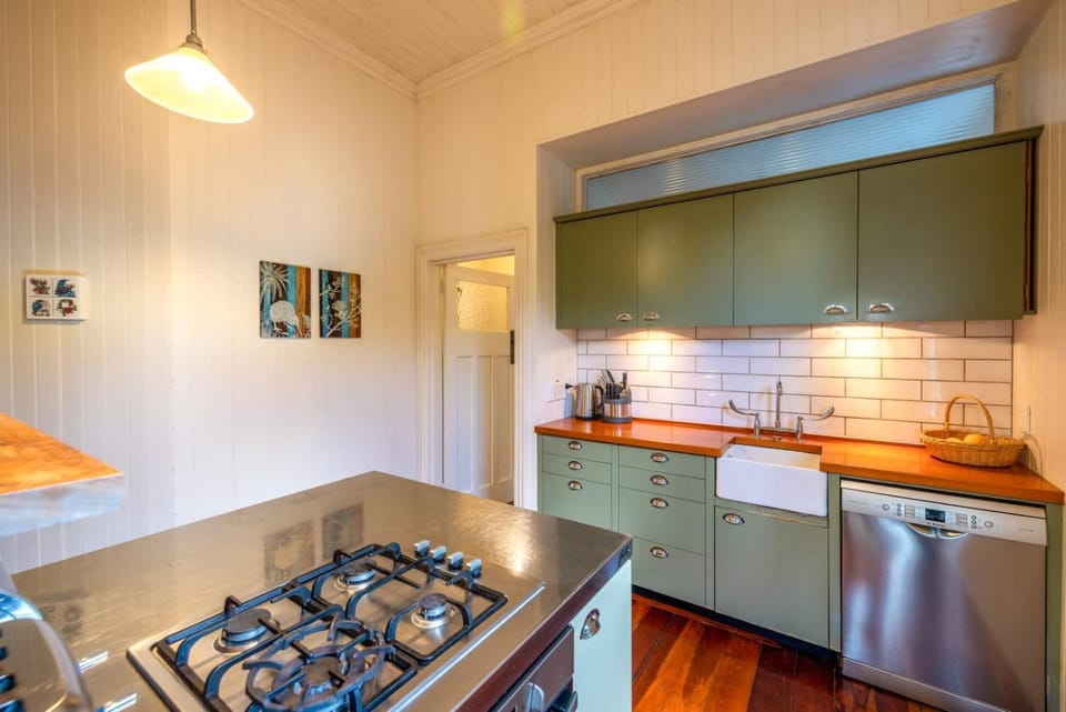 Crescent Villa - Stay Waiheke House in Auckland Region