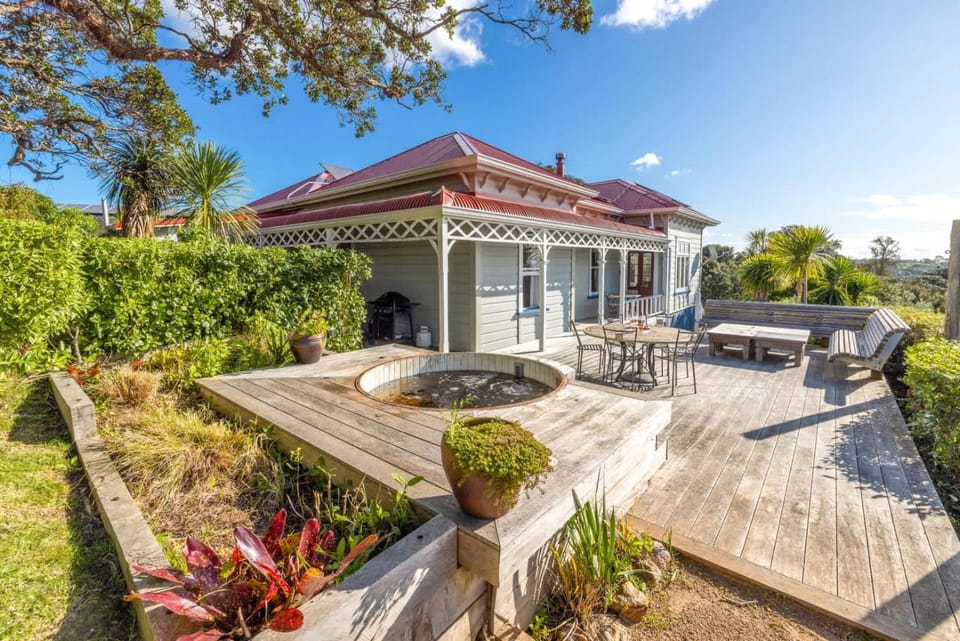 Crescent Villa - Stay Waiheke House in Auckland Region