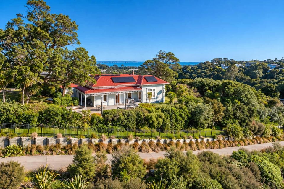 Crescent Villa - Stay Waiheke House in Auckland Region
