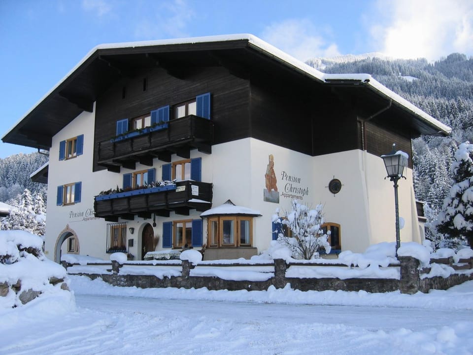 Property building, Facade/entrance, Winter