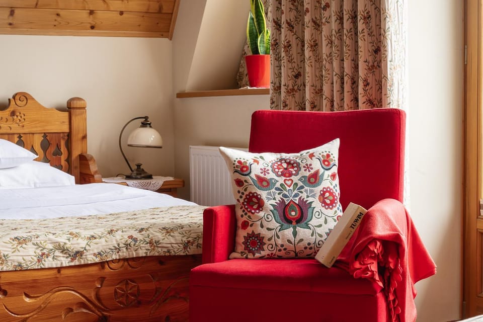 Bed, Photo of the whole room, Seating area, Bedroom
