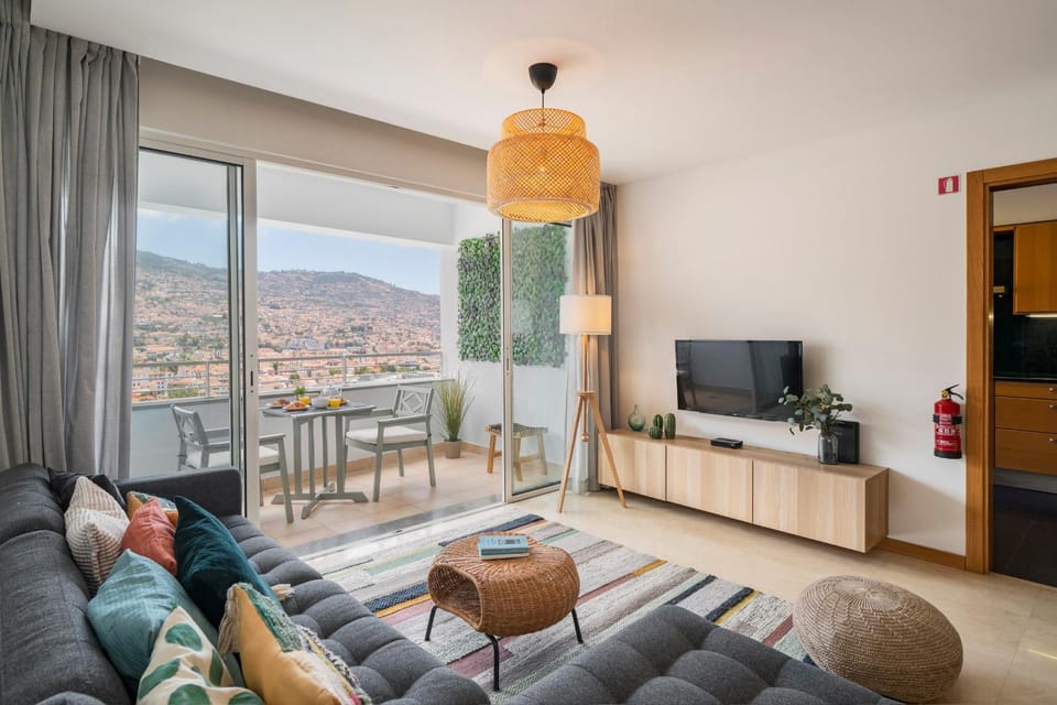 TV and multimedia, Living room, City view