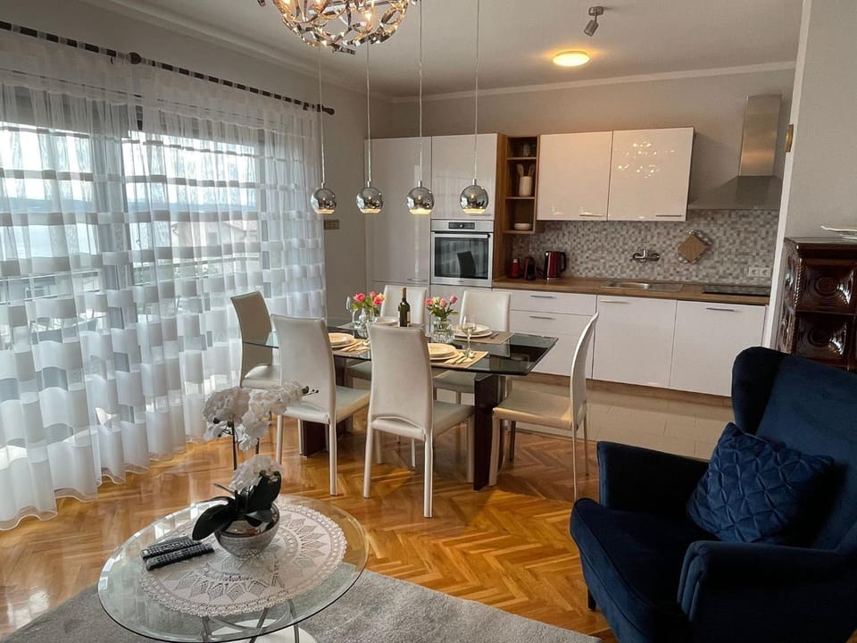 Dining area, kitchen