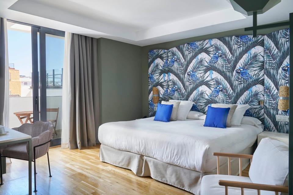 Photo of the whole room, Bedroom