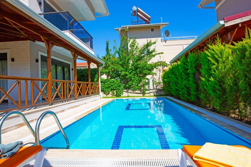 Property building, Day, Pool view, Swimming pool, sunbed