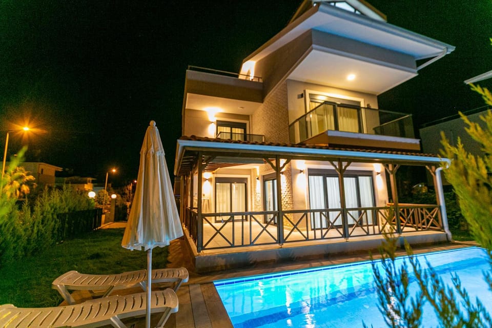 Property building, Patio, Night, View (from property/room), Balcony/Terrace, Pool view, Swimming pool, sunbed