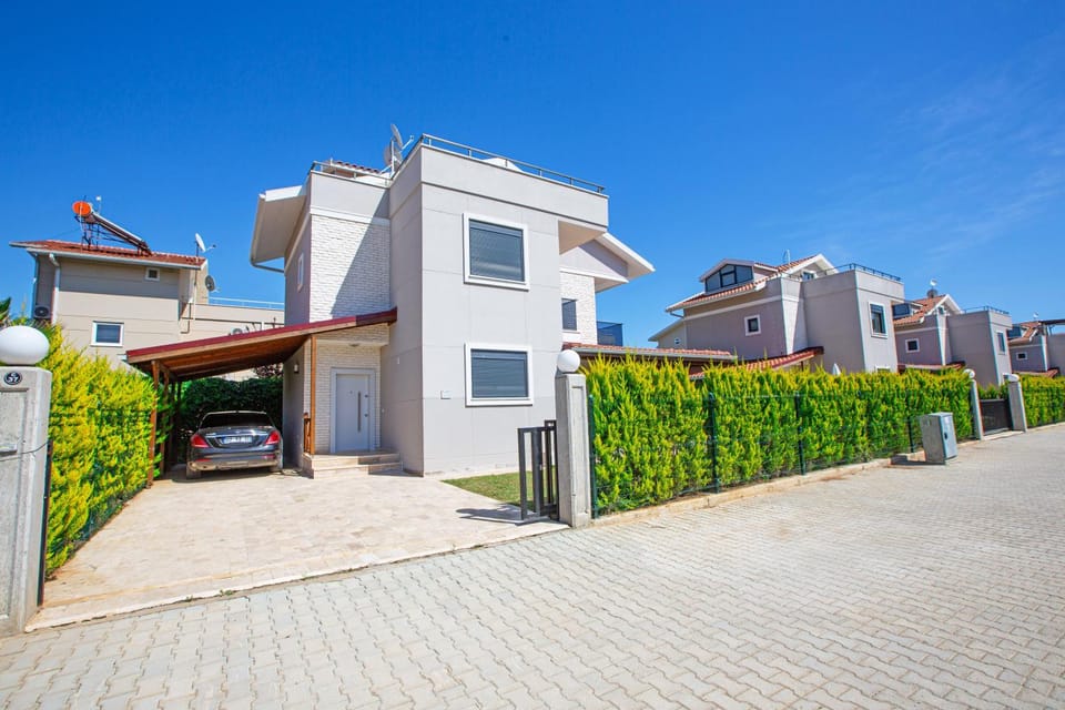 Property building, Day, Neighbourhood, Street view