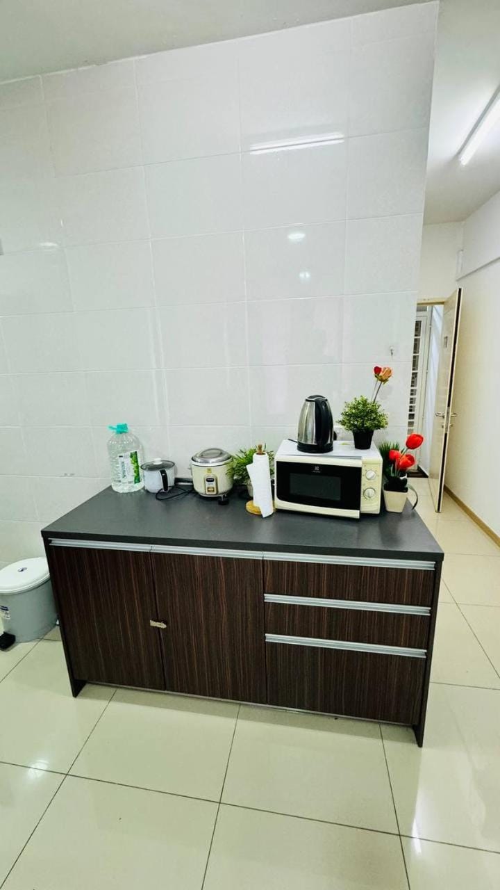 Kitchen or kitchenette, minibar