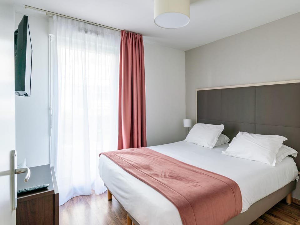 TV and multimedia, Photo of the whole room, Bedroom