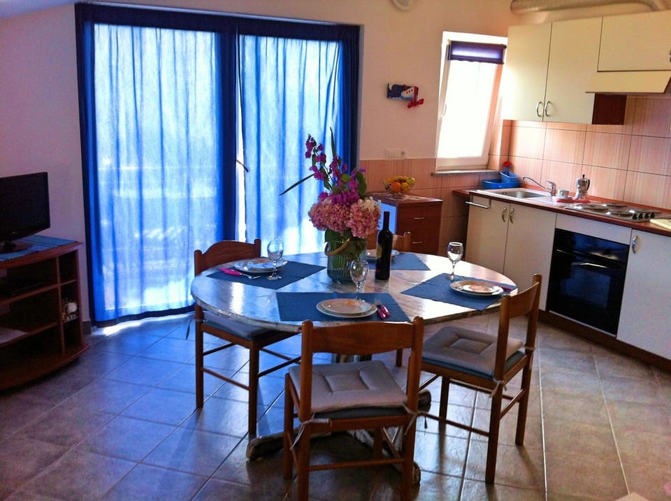 Kitchen or kitchenette, Dining area