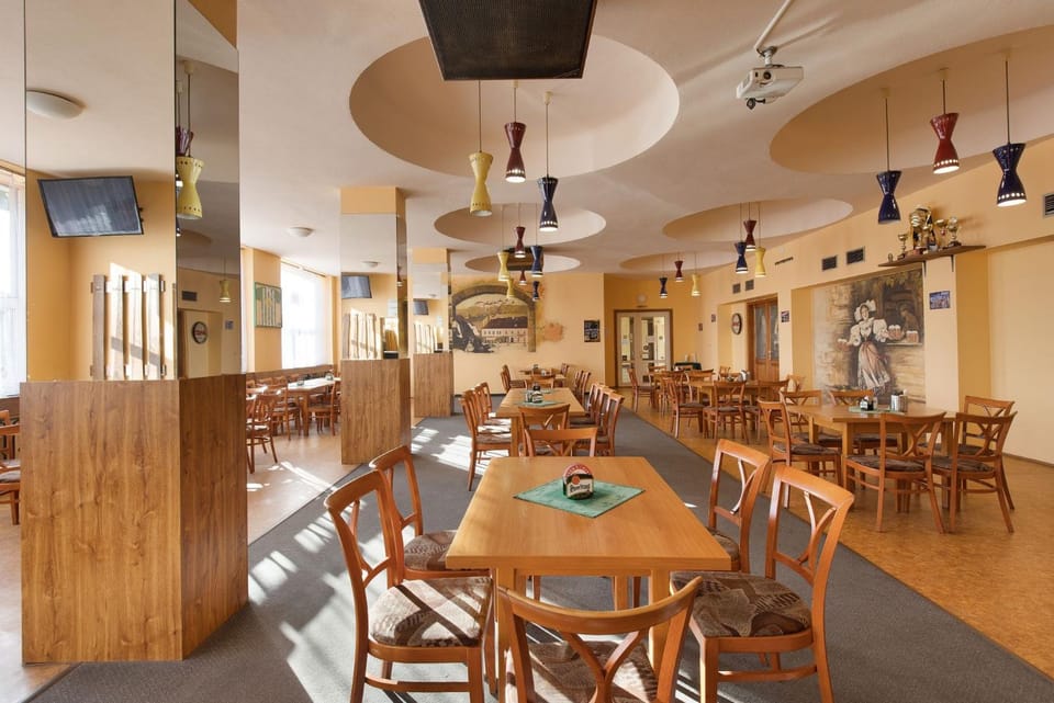 Restaurant/places to eat, Seating area