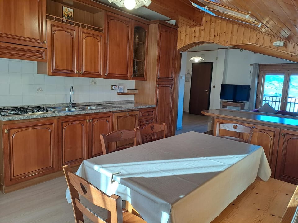 Kitchen or kitchenette, Dining area, stove