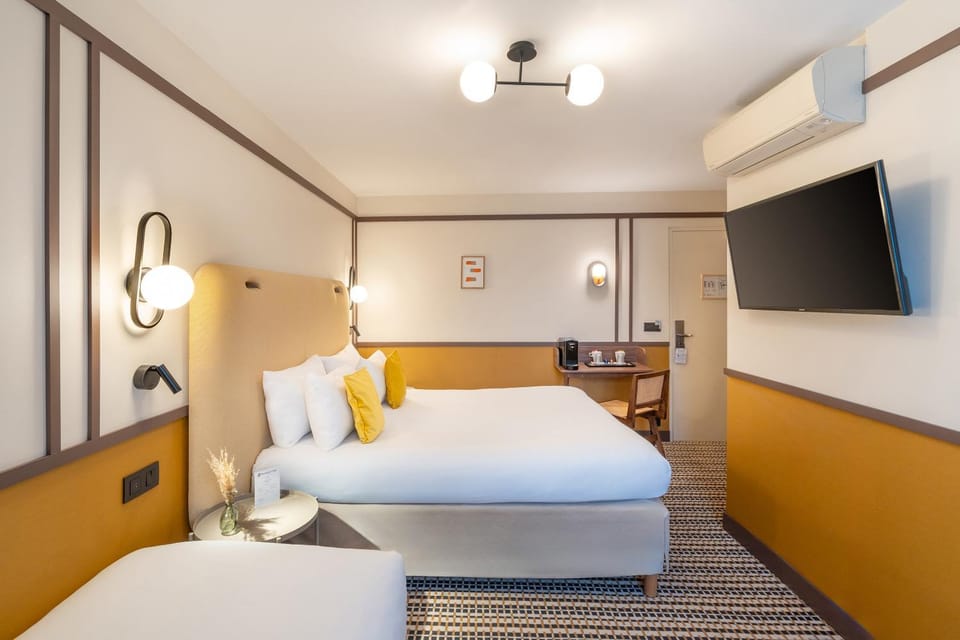 Bed, TV and multimedia, Coffee/tea facilities, Photo of the whole room, Bedroom, wardrobe, air conditioner