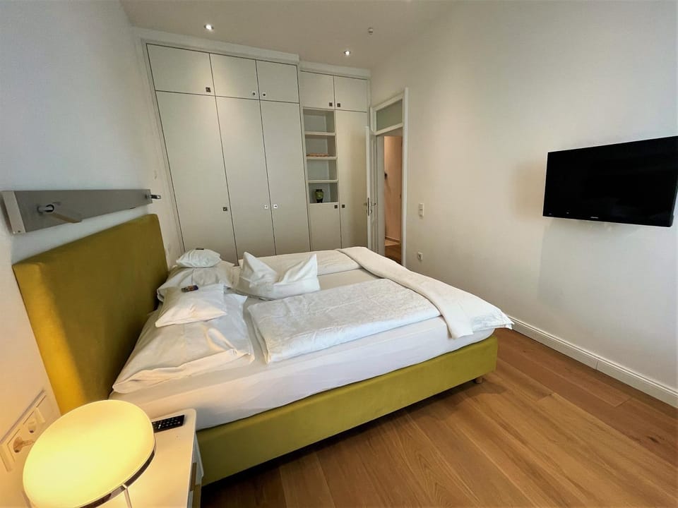 Bed, TV and multimedia, Bedroom, wardrobe