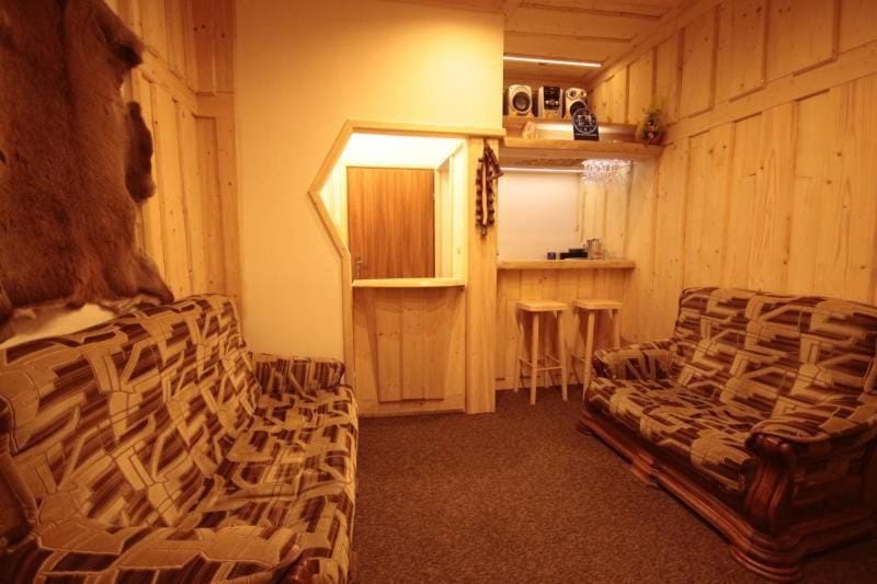Photo of the whole room, Seating area