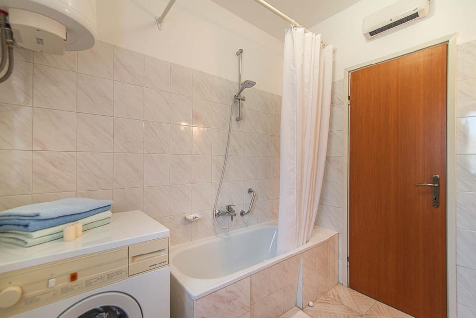 Bathroom, Bath, washing machine