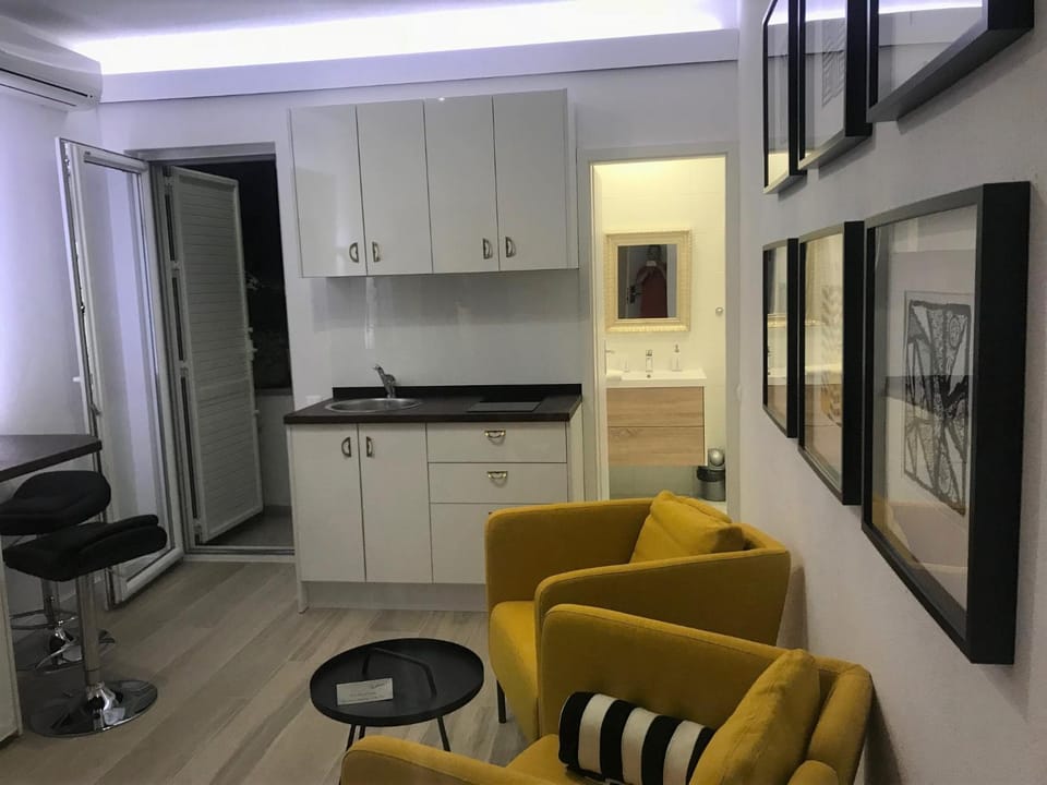 Kitchen or kitchenette, Seating area