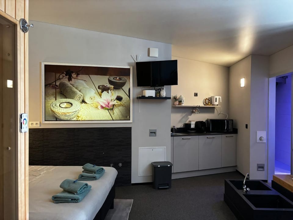 Kitchen or kitchenette, Bedroom, minibar, towels