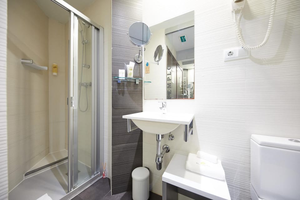 Shower, Toilet, Bathroom, bidet, towels