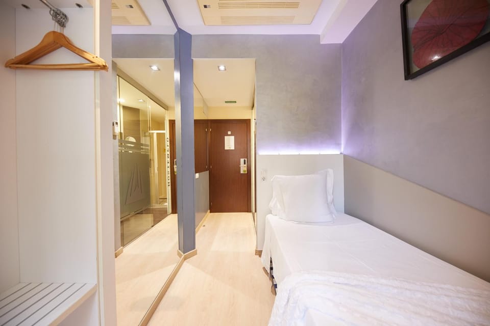 Bed, TV and multimedia, Photo of the whole room, Bedroom, wardrobe