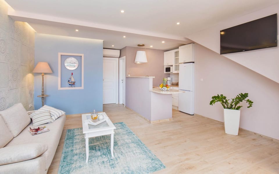 TV and multimedia, Kitchen or kitchenette, Living room, Seating area