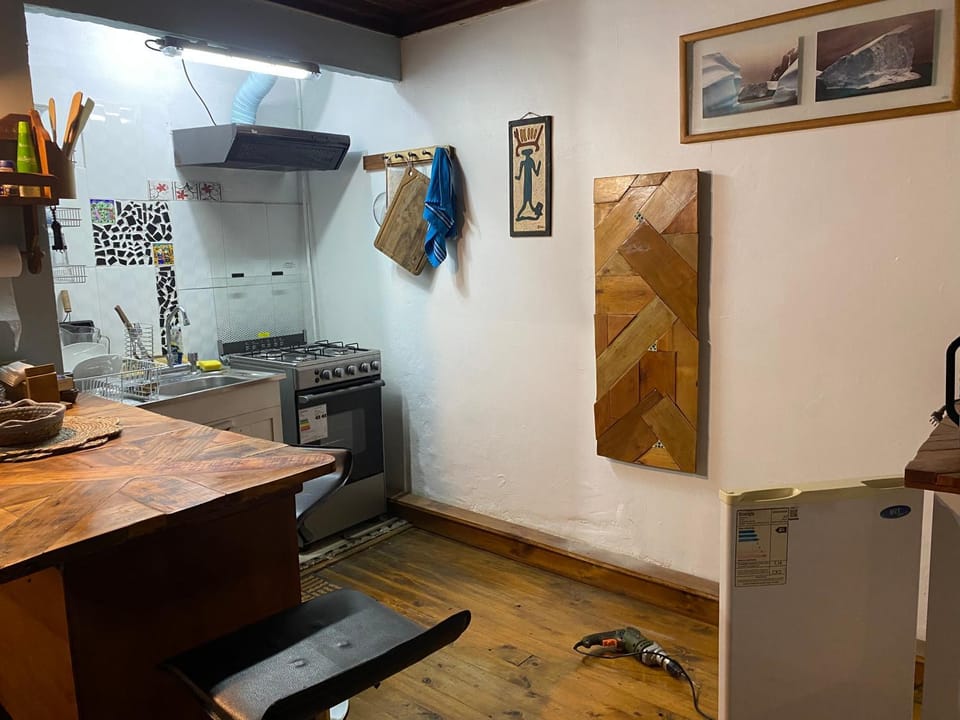 Kitchen or kitchenette, minibar, oven, stove