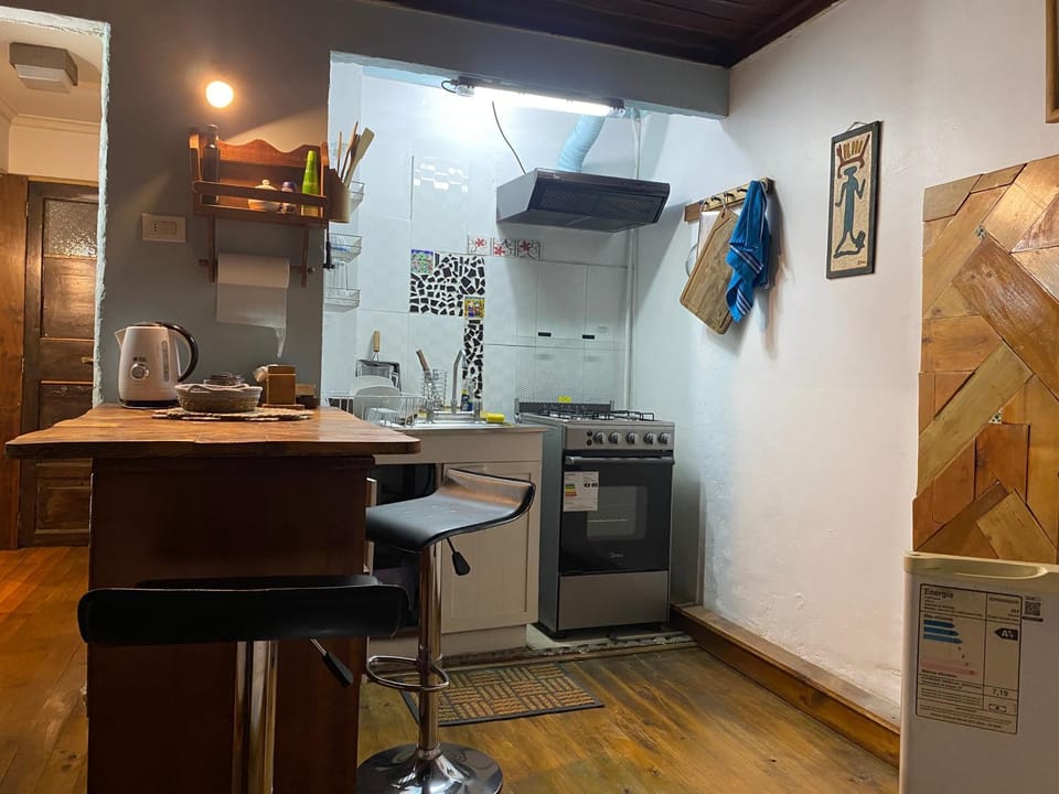 Kitchen or kitchenette, Dining area, minibar, oven, stove