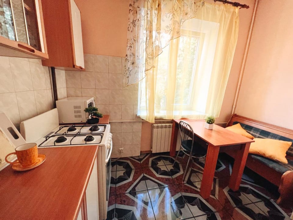 Kitchen or kitchenette, Dining area, minibar, stove