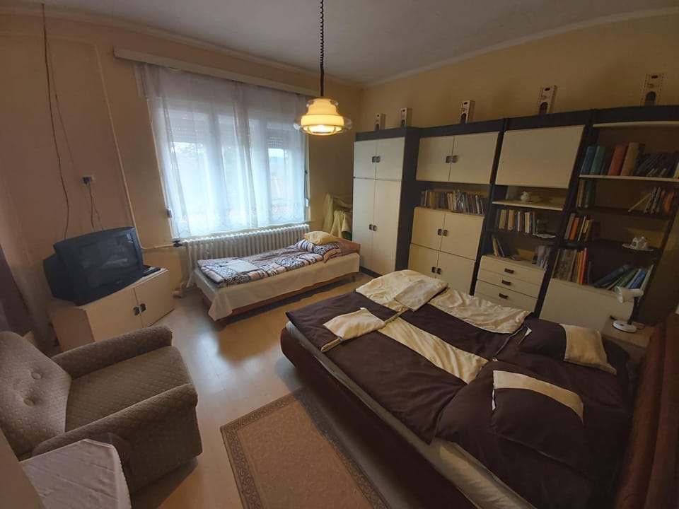 Bed, TV and multimedia, Photo of the whole room