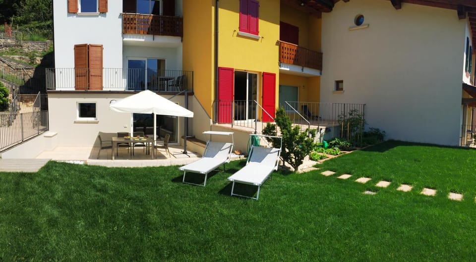 Property building, Facade/entrance, Garden, Balcony/Terrace