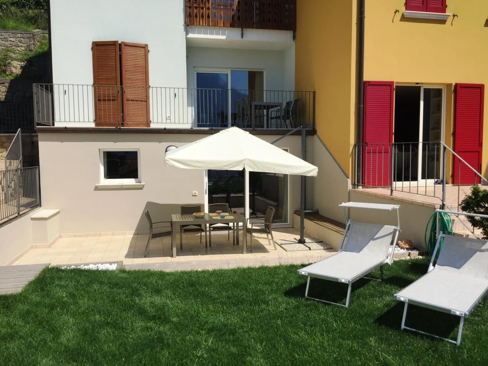 Property building, Facade/entrance, Garden, Balcony/Terrace, Balcony/Terrace, Living room, Garden view, Garden view