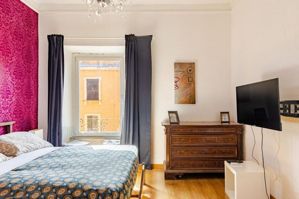 Bed, TV and multimedia, Photo of the whole room, Bedroom