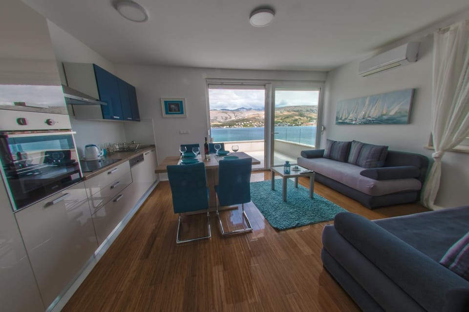 Kitchen or kitchenette, Living room, Seating area, Dining area