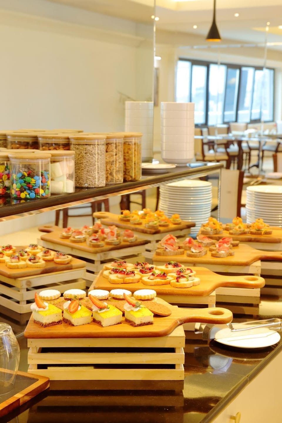 Restaurant/places to eat, Food and drinks, Dining area, Breakfast