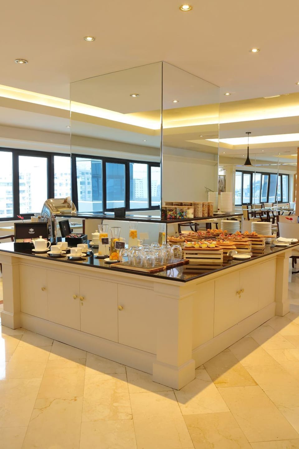 Restaurant/places to eat, Coffee/tea facilities, View (from property/room), Food and drinks, Dining area, Breakfast, Drinks
