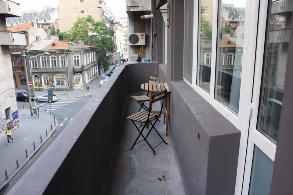 Restaurant/places to eat, Neighbourhood, Balcony/Terrace