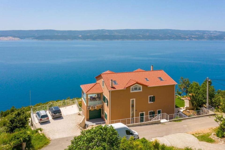 Property building, Day, Neighbourhood, Natural landscape, Bird's eye view, Sea view, Parking