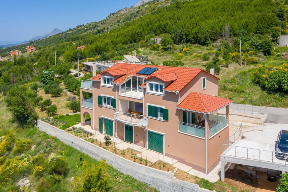 Property building, Spring, Day, Neighbourhood, Natural landscape, Bird's eye view, Parking