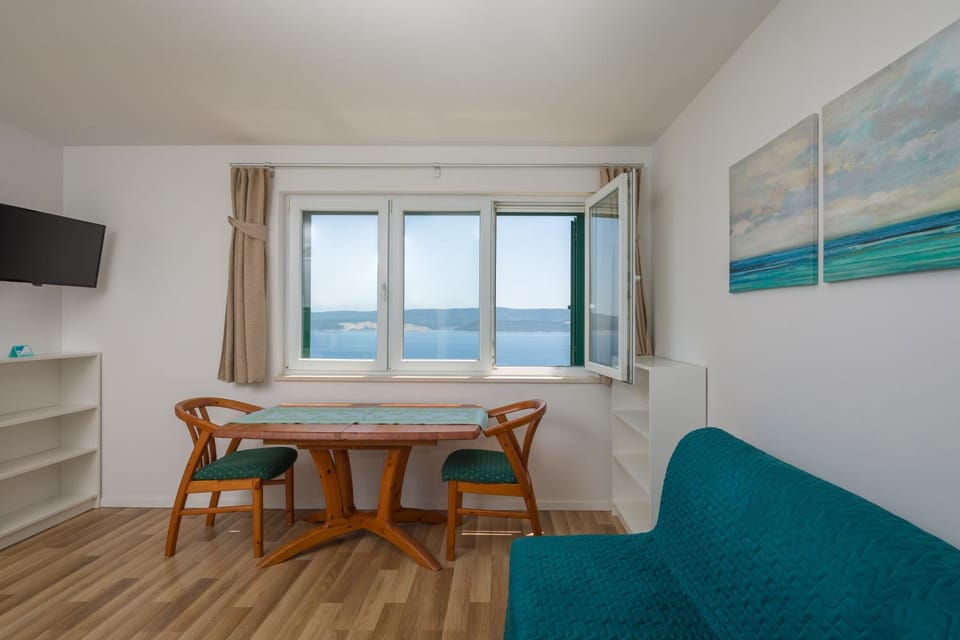 Communal lounge/ TV room, Natural landscape, TV and multimedia, Living room, Seating area, Dining area, Sea view