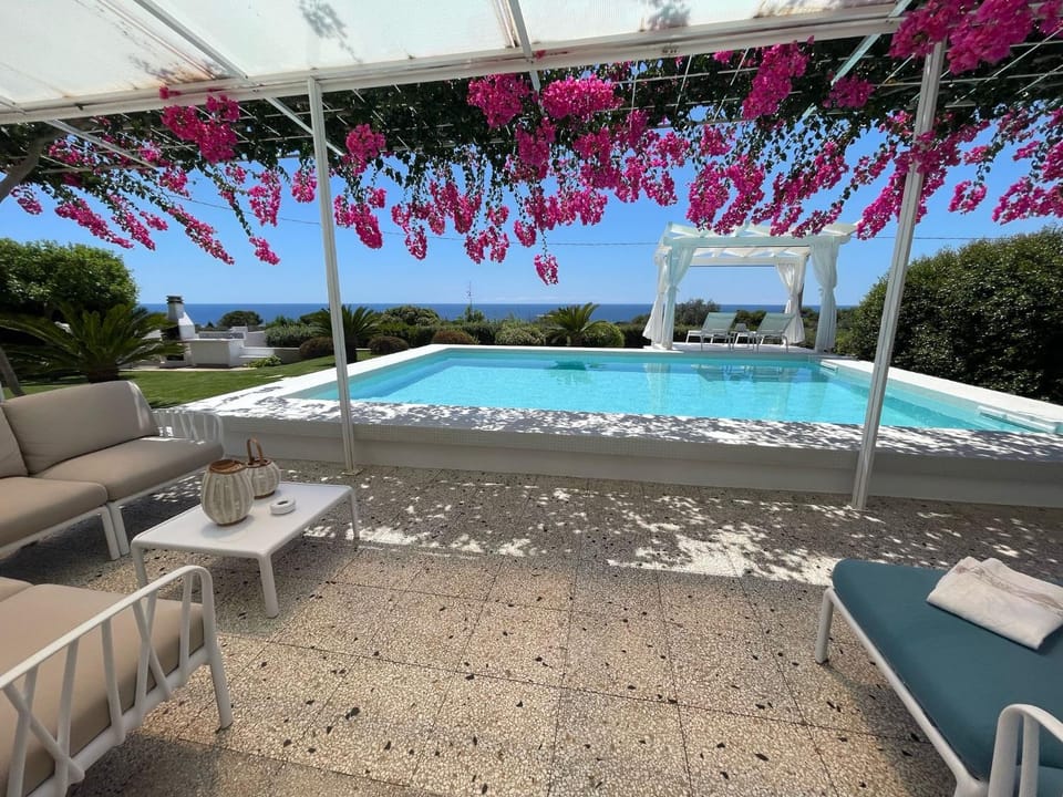 Property building, Sea view, Swimming pool