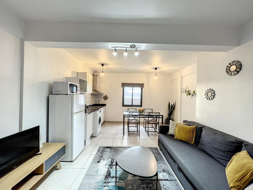 TV and multimedia, Kitchen or kitchenette, Living room, Seating area, Dining area, stove