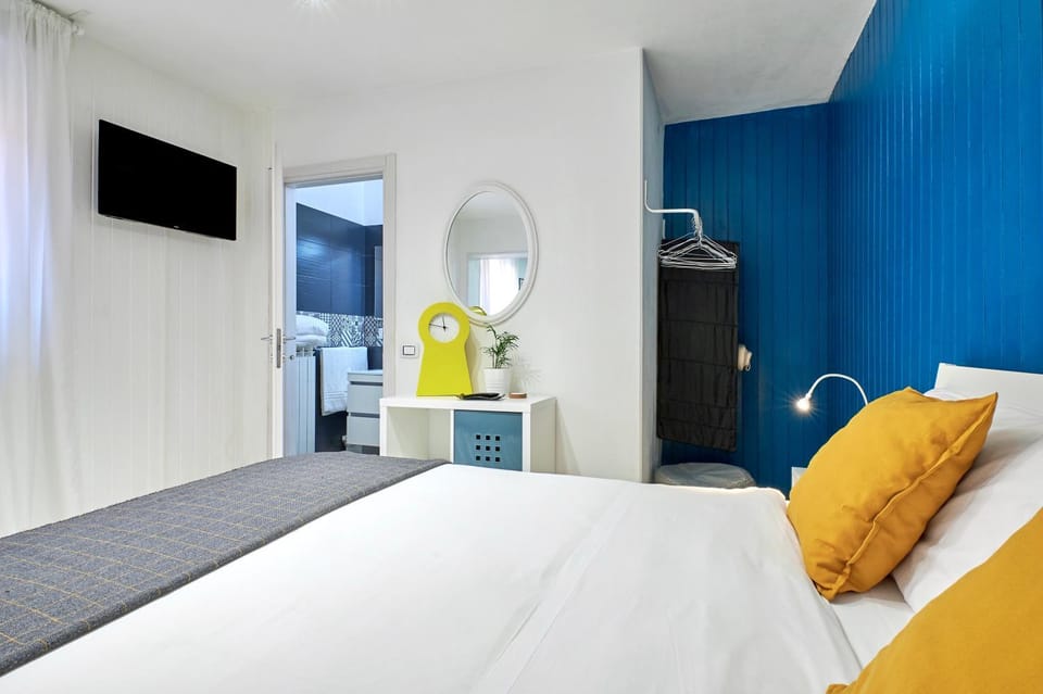 Bed, TV and multimedia, Photo of the whole room, Bedroom